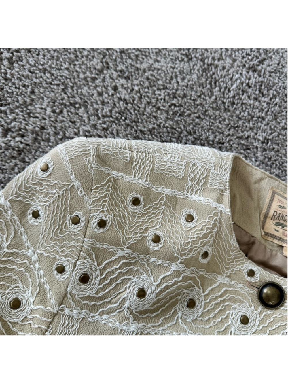 Double D Ranch Beige Textured Embroidered Buttoned Top Small - Picture 9 of 11